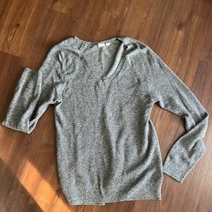 Gap v neck sweater size medium
